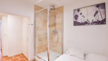 1 habitación, wifi y ropa de cama