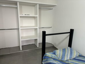 2 bedrooms, iron/ironing board, WiFi