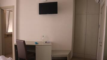 Habitación con 1 cama matrimonial o 2 individuales, vista al jardín | Interior