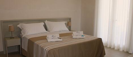 Triple Room, Garden View | In-room safe, free WiFi