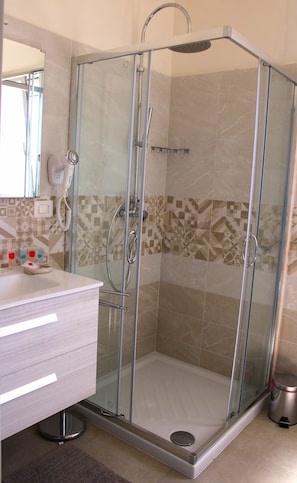 Quarto triplo, vista para o jardim | Banheiro | Bidê 
