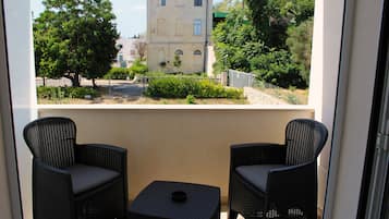 Habitación con 1 cama matrimonial o 2 individuales, vista al jardín | Interior