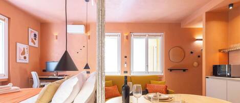 Tabla de planchar con plancha, wifi gratis y ropa de cama