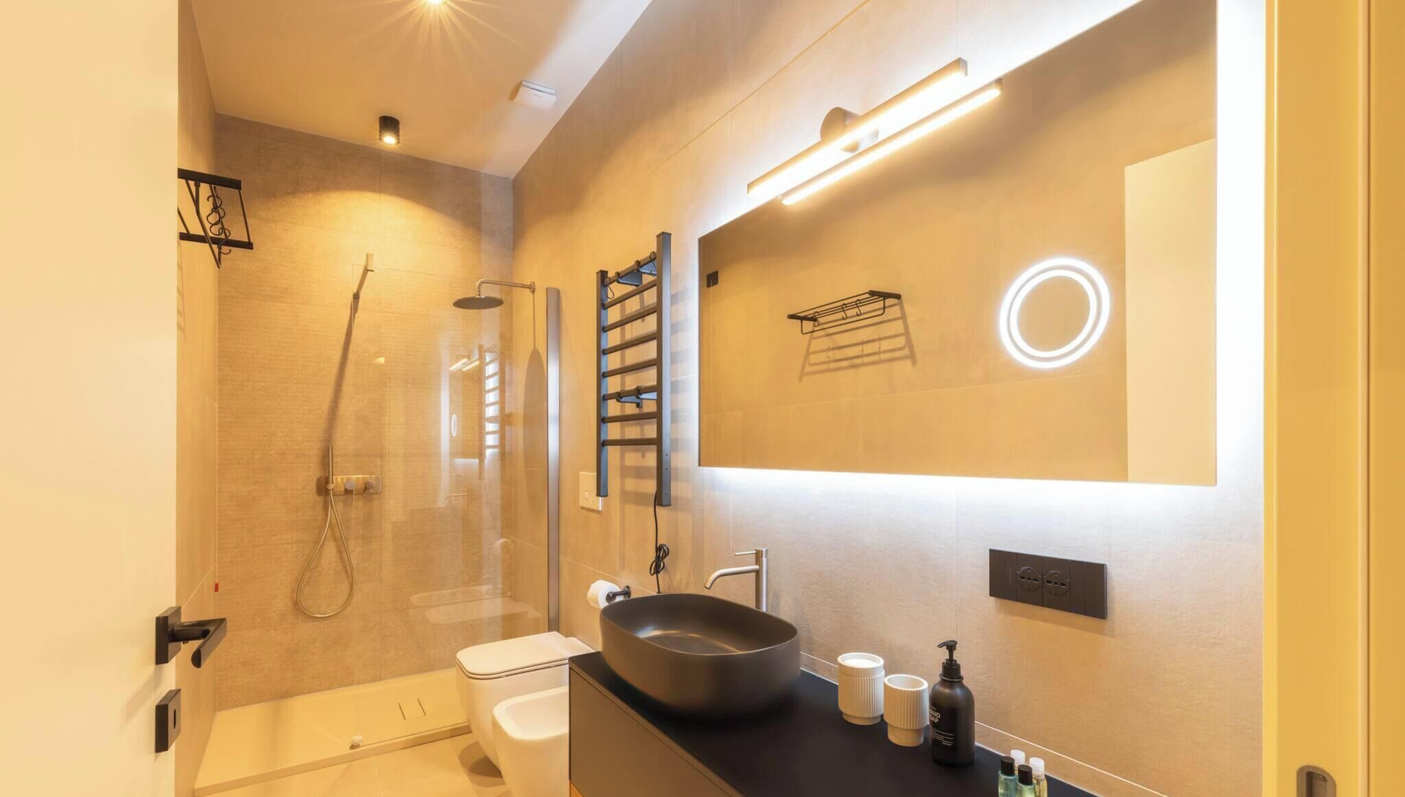 Een douche, een haardroger, handdoeken, zeep