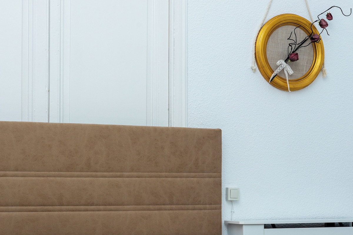 Habitación Confort, balcón, vista a la ciudad | Tabla de planchar con plancha y wifi gratis
