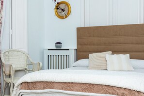 Habitación Confort, balcón, vista a la ciudad | Tabla de planchar con plancha y wifi gratis 