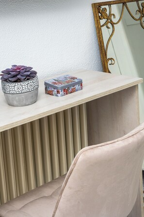 Chambre économique, balcon, vue sur la ville | Fer et planche à repasser, accÚs au Wi-Fi (inclus)