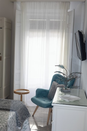 Quarto econômico, sacada, vista para a cidade | Ferros/tábuas de passar roupa, Wi-Fi de cortesia