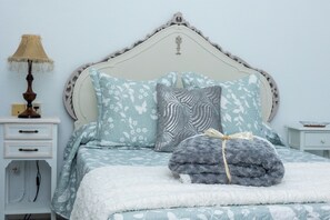 Habitación económica, balcón, vista a la ciudad | Tabla de planchar con plancha y wifi gratis 