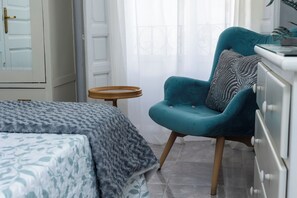 Chambre économique, balcon, vue sur la ville | Fer et planche à repasser, accÚs au Wi-Fi (inclus)