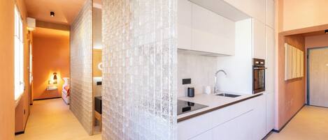 Kühlschrank, Mikrowelle, Ofen, Herdplatte