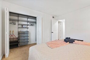 2 chambres, bureau, fer et planche à repasser, lit parapluie