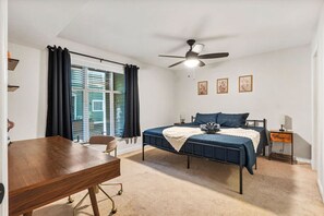 2 Schlafzimmer, Schreibtisch, Bügeleisen/Bügelbrett, Reisekinderbett