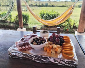 Outdoor dining - Charming 2-bedroom farmhouse in delightful Ibarra with WiFi (Ibarra)