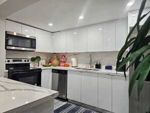 冷蔵庫、電子レンジ、オーブン、コンロ