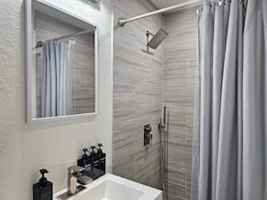 Douche, sèche-cheveux, serviettes fournies, savon