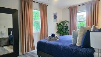 3 habitaciones, tabla de planchar con plancha y cuna de viaje