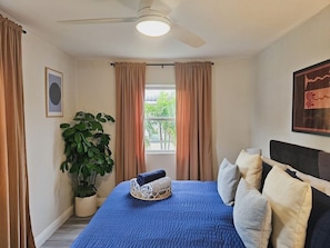 3 habitaciones, tabla de planchar con plancha y cuna de viaje 