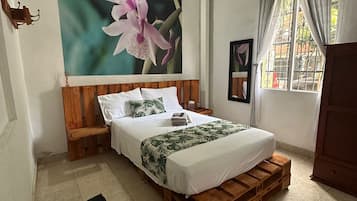 Habitación económica | Tabla de planchar con plancha, wifi gratis y ropa de cama