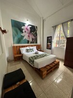 Tabla de planchar con plancha, wifi gratis y ropa de cama 