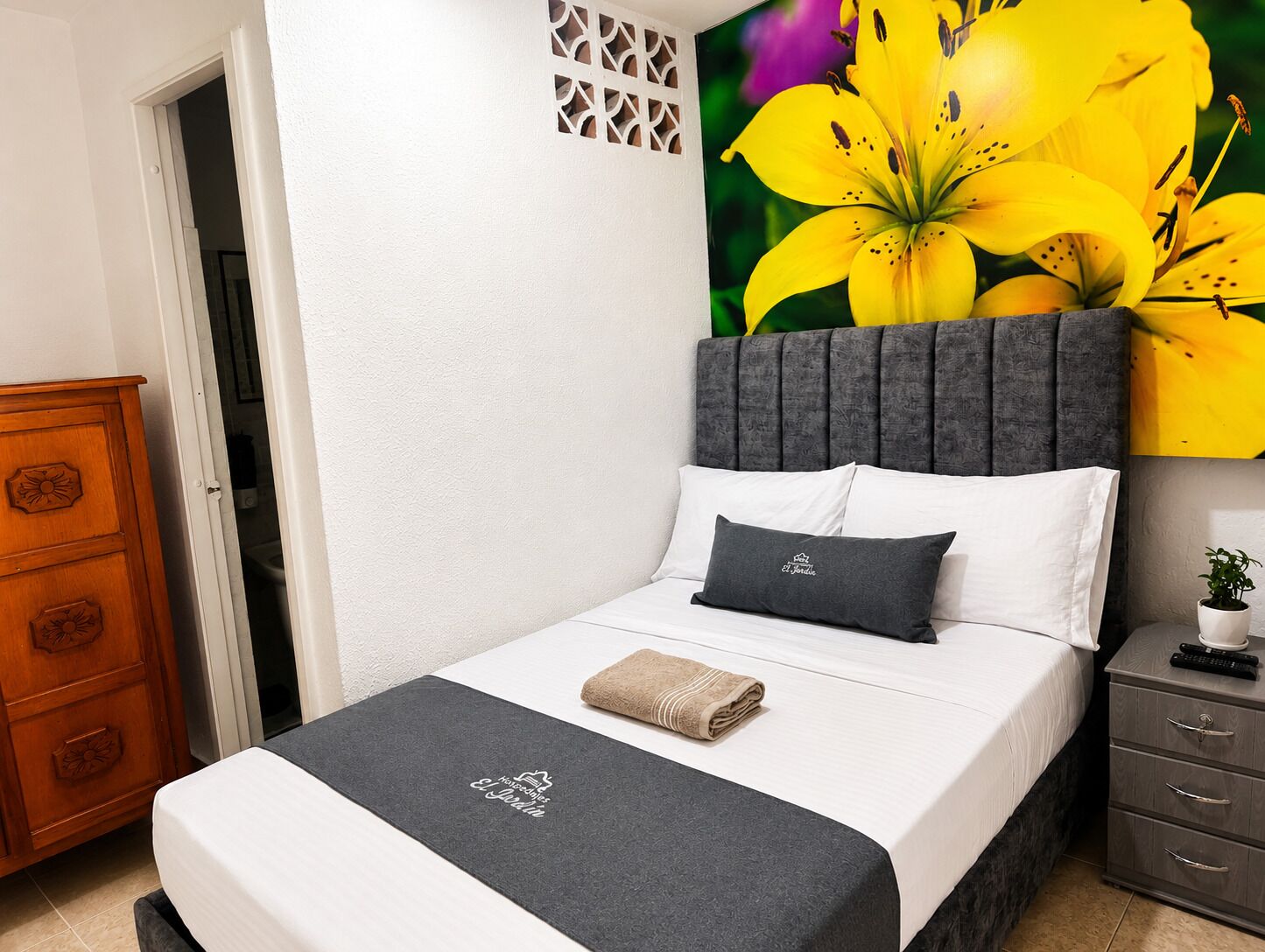 Tabla de planchar con plancha, wifi gratis y ropa de cama 