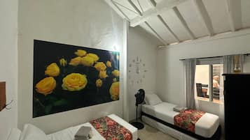 Habitación | Tabla de planchar con plancha, wifi gratis y ropa de cama