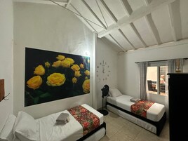 Tabla de planchar con plancha, wifi gratis y ropa de cama 