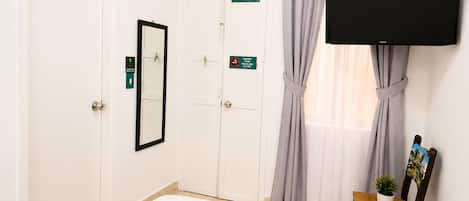 Habitación | Tabla de planchar con plancha, wifi gratis y ropa de cama