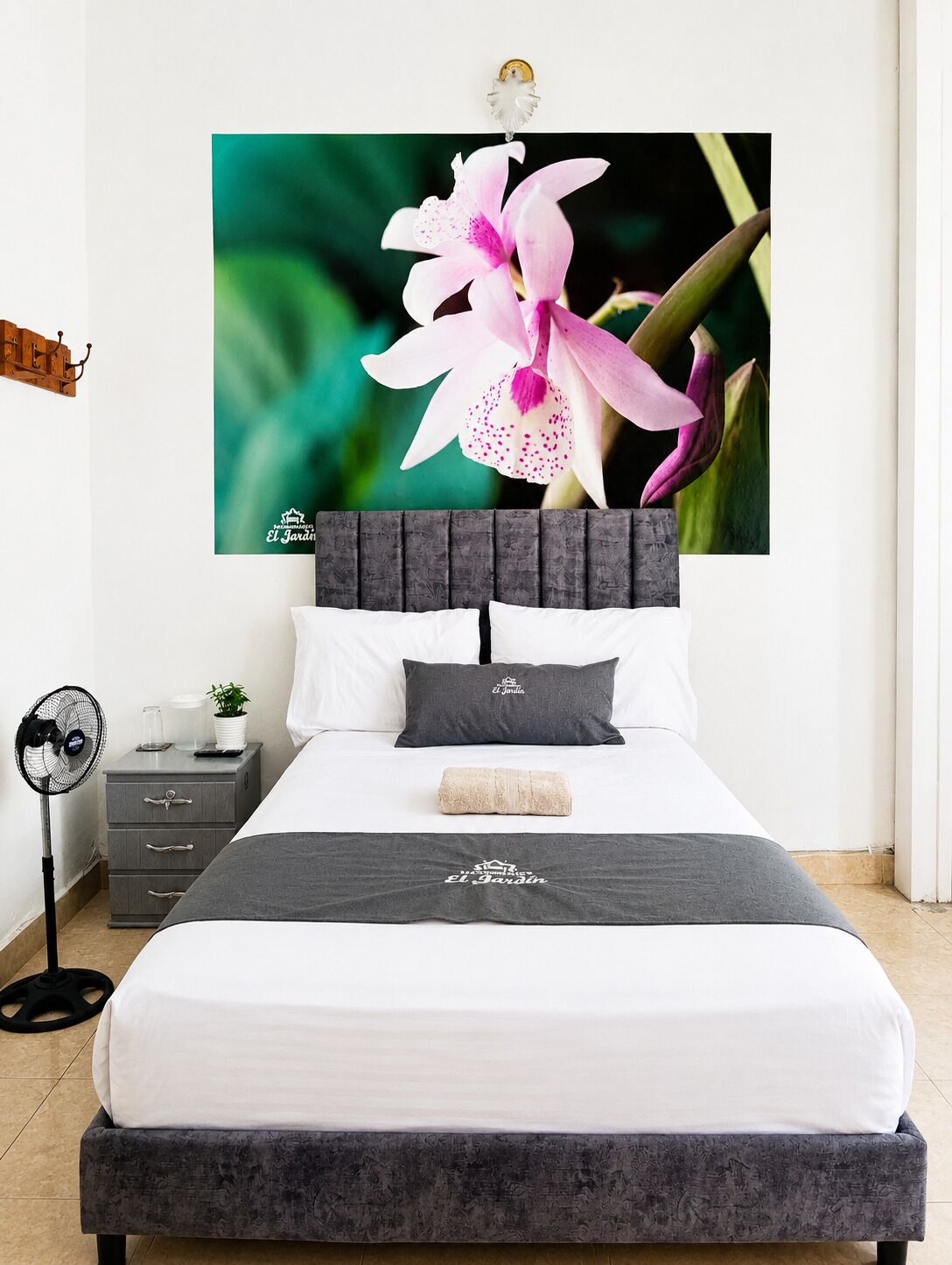 Tabla de planchar con plancha, wifi gratis y ropa de cama 