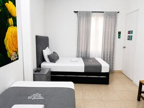 Tabla de planchar con plancha, wifi gratis y ropa de cama 