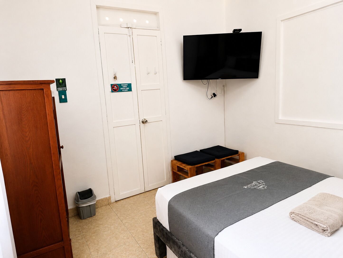 Tabla de planchar con plancha, wifi gratis y ropa de cama 