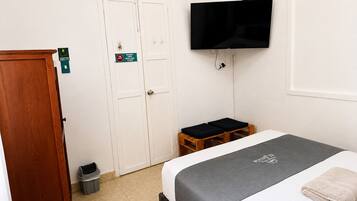 Tabla de planchar con plancha, wifi gratis y ropa de cama