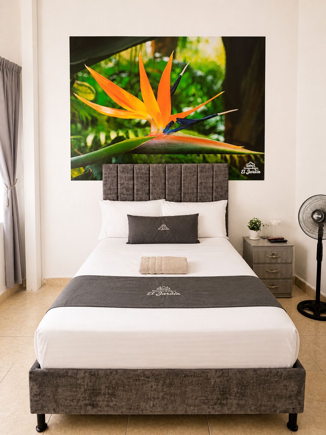 Tabla de planchar con plancha, wifi gratis y ropa de cama 