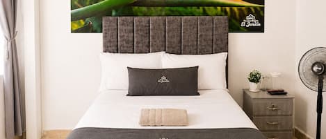 Tabla de planchar con plancha, wifi gratis y ropa de cama