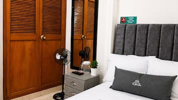 Tabla de planchar con plancha, wifi gratis y ropa de cama