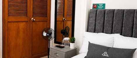 Habitación económica | Tabla de planchar con plancha, wifi gratis y ropa de cama