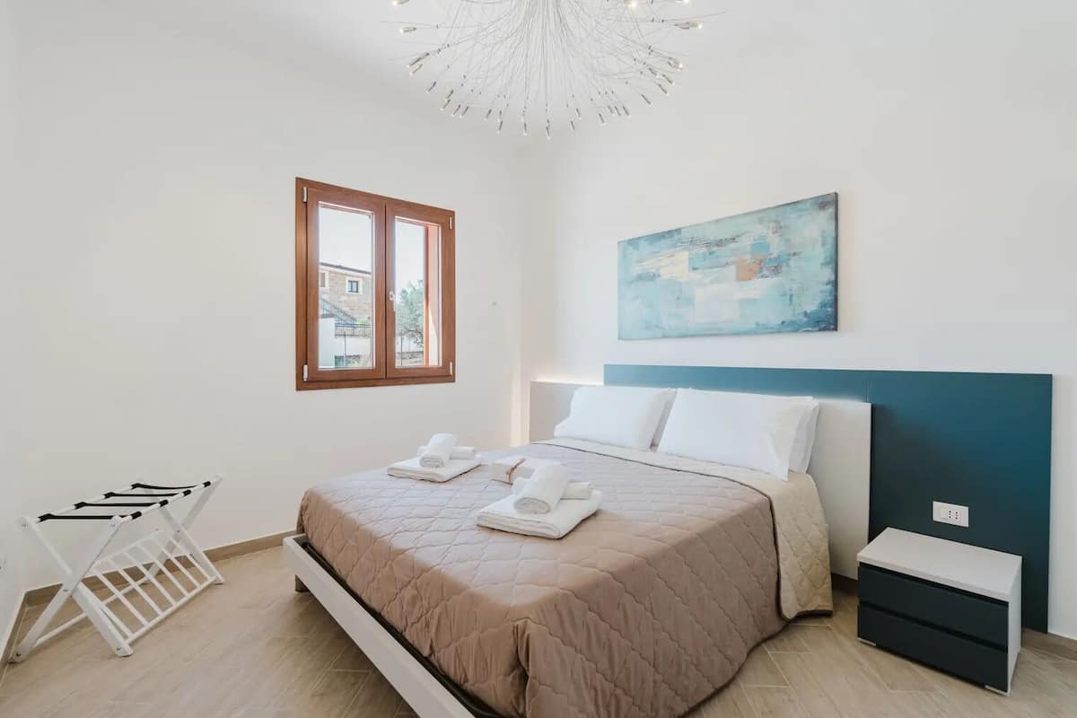 2 bedrooms, in-room safe, iron/ironing board