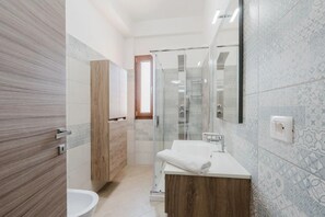 Familie villa, uitzicht op tuin | Badkamer