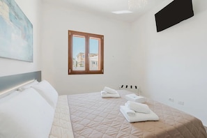 Villa Mareluna | 2 bedrooms, in-room safe, iron/ironing board