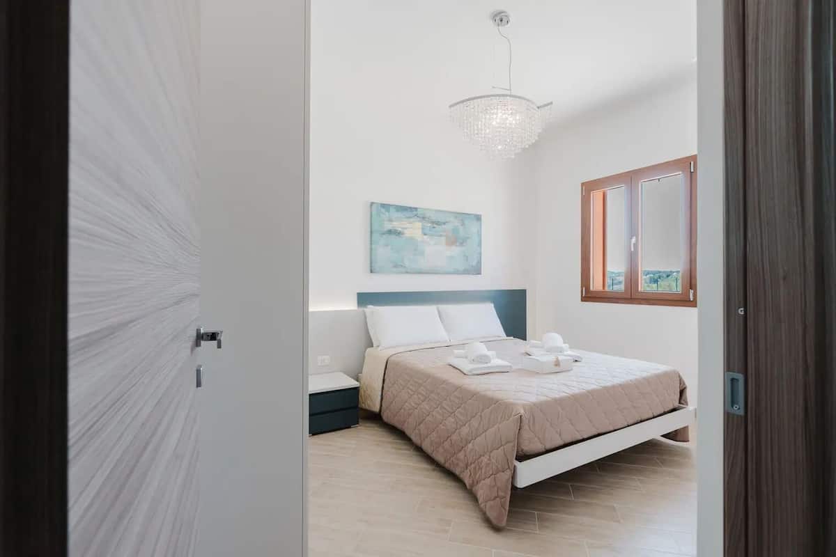 2 bedrooms, in-room safe, iron/ironing board