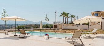 VILLA CON PISCINA