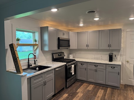Fridge, microwave, oven, stovetop. Charming 2-bedroom house with AC, WiFi in serene Black River Falls.