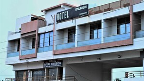 A multi-story building with a sign indicating it is a hotel named "Royal Mansion Somnath." - HOTEL ROYAL MANSION SOMNATH (Veraval)