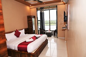 Quarto solteiro luxo, sacada, vista para o jardim | Wi-Fi de cortesia