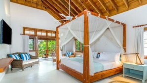 Een ruime slaapkamer met een hemelbed, houten plafond en een groot raam met uitzicht op groen.