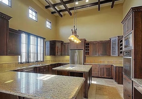 Microwave, oven, stovetop, dishwasher. The Shah Mountain Ranch Retreat