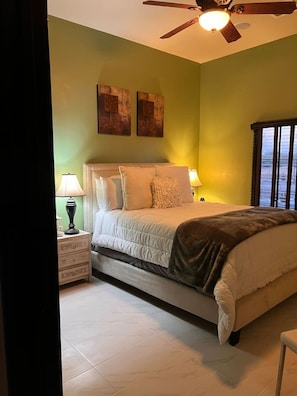 3 habitaciones, escritorio, tabla de planchar con plancha y wifi