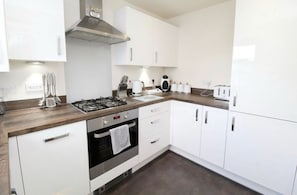 Private kitchen - EV Charger, Airport Access, City Centre (Speke)