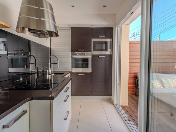 Kühlschrank, Mikrowelle, Ofen, Geschirrspüler