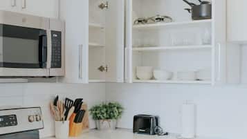 Coffee/tea maker, fridge, microwave, oven